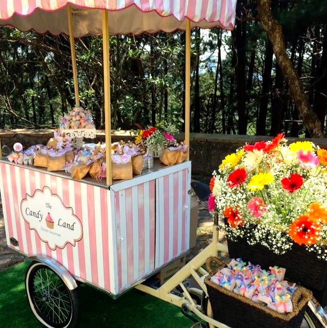 Food Bike 'The Candy Land' Food Bike em evento temático de festa junina.
